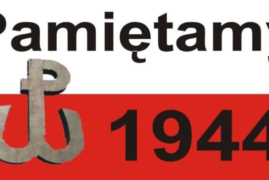Flaga polska z napisem "Pamiętamy 1944" i znakiem Polski Walczącej